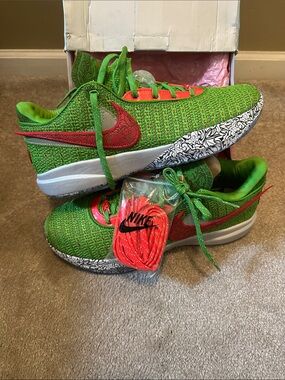 Nike Men Green and Red Knit Sneakers with Patterned Sole